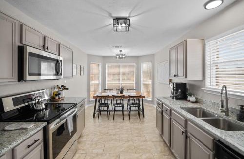 South Arlington House | Modern Home Close to It All in DFW Texas!