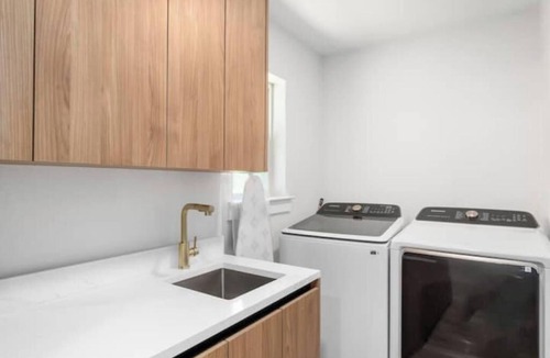 Grand Prairie House | Modern house by ATT,6 flags-DFW-downtown Dallas