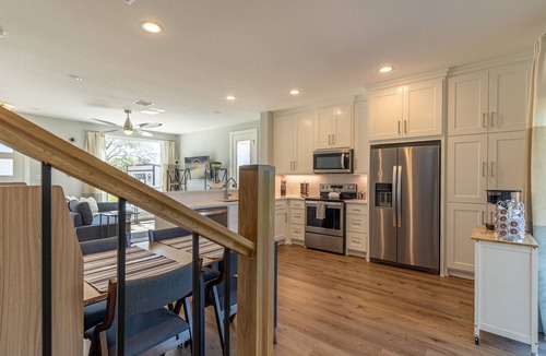 Glen Rose House | Modern house only minutes away from Fossil Rim Wildlife Center & Dinosaur Park.
