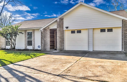 Richmond House | Modern house with large private pool in Sugar Land area