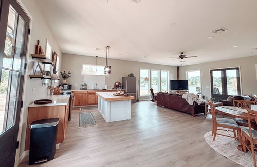 Negreet House | Modern Lakefront on Toledo Bend, 3BR Sleeps 7 Boat Launch & Amazing Views
