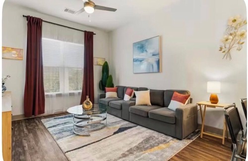 Downtown Dallas Apartment | Modern & Lavish luxury 1 bedroom/1 bath in Deep Ellum Downtown Dallas