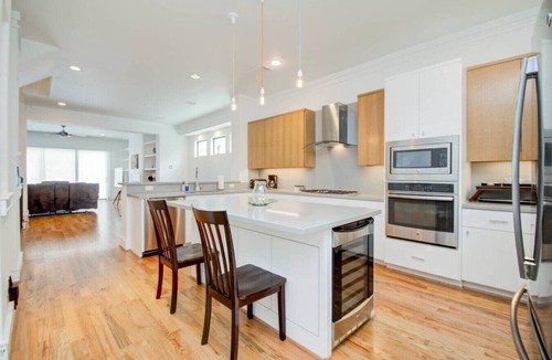 Hyde Park House | Modern Luxury Family Home in Montrose w/Parking!