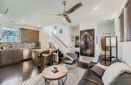East MLK House | Modern Luxury Home in Downtown Austin-Near UT, ACL, SXSW, Festivals, Zilker Park, and Moody Center