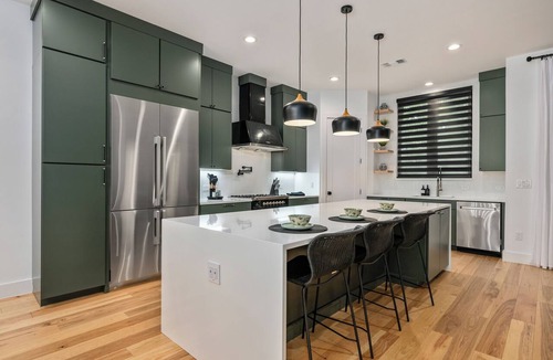 Dawson House | MODERN LUXURY HOME W/FABULOUS SHADED YARD! POOL! 5BR 4.5 BA HOME - SOCO & DT