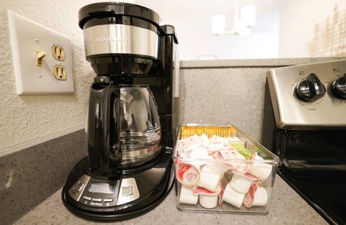 Bridle Trails Condo | Modern Microsoft Redmond Campus Condo with Balcony