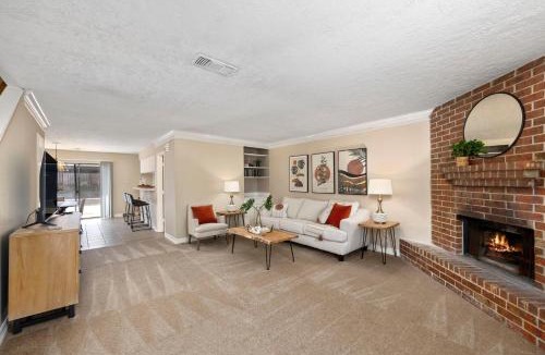 Montrose House | Modern Montrose Townhome Sleeps 10 Walk to Dining & Downtown