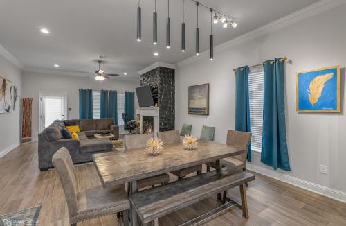 Shreveport House | Modern Regional Art Gallery Home - Spacious & New! Tv in each room
