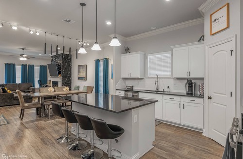 Shreveport House | Modern Regional Art Gallery Home! - Spacious & New. Tv in each room.