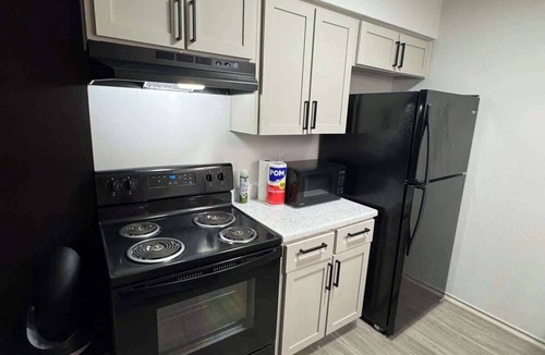 Waxahachie Apartment | Modern Retreat | Sleeps 6 | Heart of Waxahachie