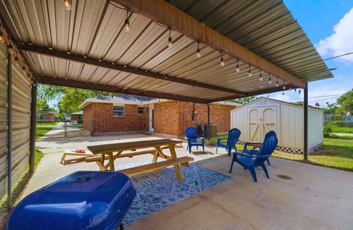 El Lago House | Modern Retreat: Walk to Beach, Arcade & BBQ Patio
