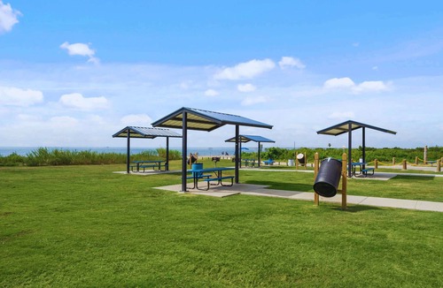 El Lago House | Modern Retreat: Walk to Beach, Arcade & BBQ Patio