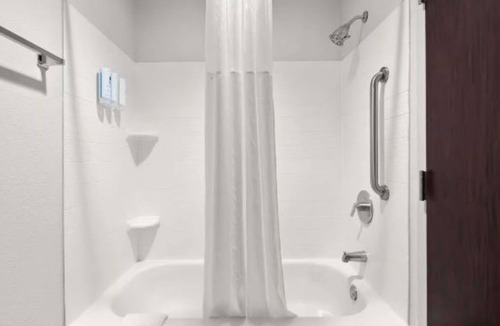 South Baton Rouge Hotel | Modern Rooms Near LSU, Near Downtown Baton Rouge w/Pool & Free Breakfast