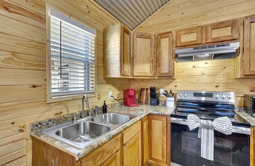 Joaquin House | Modern Sabine River Cabin, 3 Mi to Boat Launch!