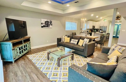 Fillmore House | Modern Spacious Home with Pool Table and Projector 10 Min to FQ