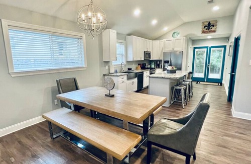 Fillmore House | Modern Spacious Home with Pool Table and Projector 10 Min to FQ