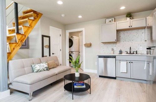 St. Johns House | Modern Studio + Loft & Full Bath | Cozy Stay