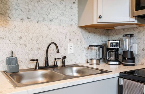 St. Johns House | Modern Studio + Loft & Full Bath | Cozy Stay