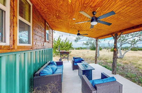 Harper Apartment | Modern Tiny House in Hill Country w/Covered Patio