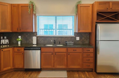 Knox - Henderson House | Modern Townhome Near Lower Greenville Dallas - Garage, W/D, Pet-Friendly