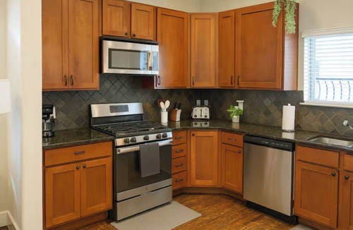 Knox - Henderson House | Modern Townhome Near Lower Greenville Dallas - Garage, W/D, Pet-Friendly