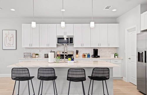 Cedar Crest House | Modern Tropical 5 BR/8 BEDS Home in Heart of Dallas