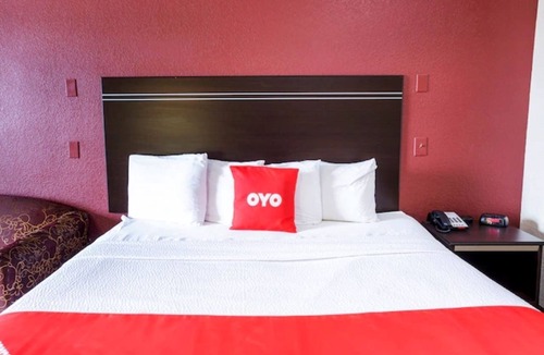 Port Allen Hotel | Modern King Room Near LSU | Quiet, Convenient Stay Close to Popular Dining Spots