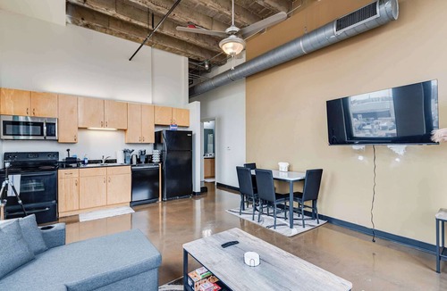 West Loop Apartment | Modern West Loop Gem-City Views & Prime Location 4