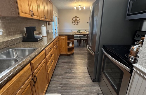 Friendswood House | Modernized 3 Bedroom Getaway close to Houston & Galveston!