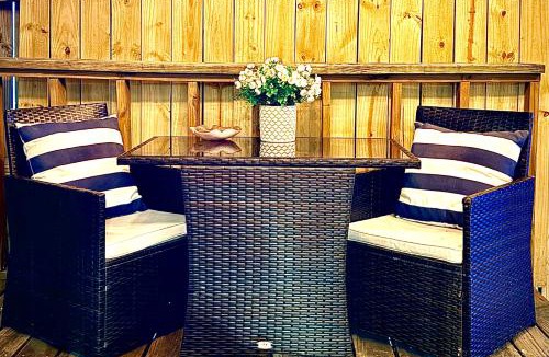 Neartown Apartment | Montrose Stays Spotless Full APT! Free Parking! An Art Lover's Dream