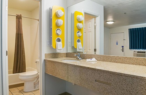 Bay St Louis Hotel | Motel 6 Bay Saint Louis, MS