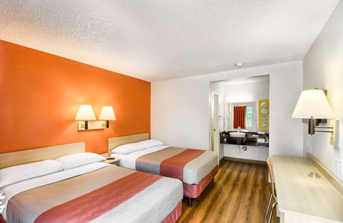 Paine Field-Lake Stickney Hotel | Motel 6 Everett, WA - South