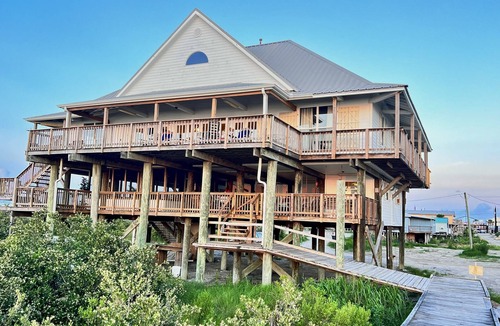 Grand Isle House | My ReWard Sunset House has a 450’ pier with boat slips, crabbing, fishing, swim