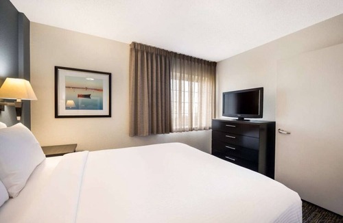 Nassau Bay Hotel | Near Clear Lake Sports & Recreation Complex! Pet-friendly! FREE Parking!