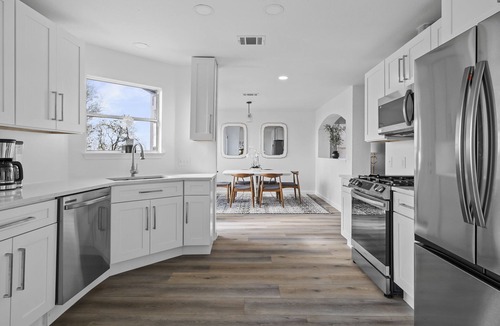 Del Valle House | Near CTOA: Spacious Stylish and Comfort Retreat