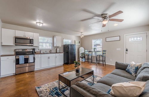 Mahncke Park House | Near Fort Sam, Walk to Botanical Gardens, Pearl, Single-Story, 1 bedroom, King