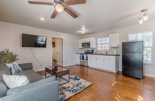 Mahncke Park House | Near Fort Sam, Walk to Botanical Gardens, Pearl, Single-Story, 1 bedroom, King