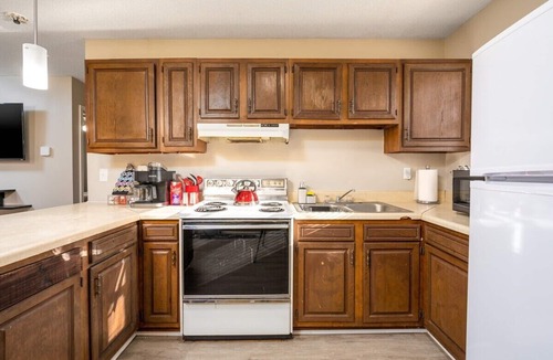 Pineville Apartment | Near Hospitals | P&G | 3 TVs | King 🛏 | PetsOK🐩
