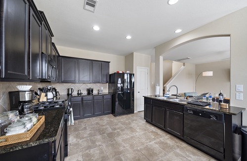 Houston House | Near IAH Houston Home | Yard BBQ Games Wi-Fi Pets