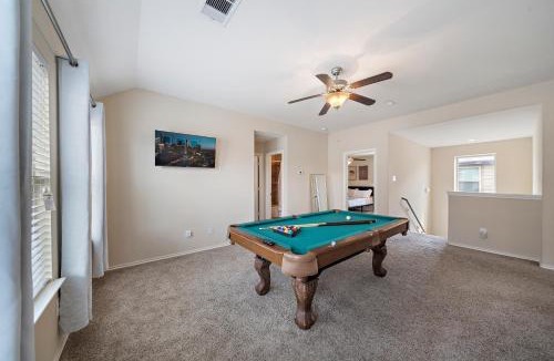 Houston House | Near IAH Houston Home Yard BBQ Games Wi-Fi Pets