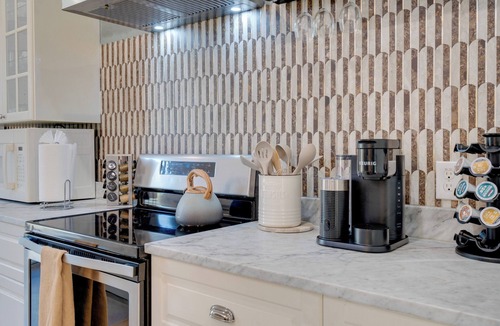 Hughes Park Lake House | Near Lake Travis & Marina: Modern Austin Getaway!