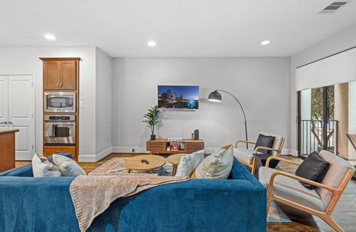 East Downtown Houston House | Near Midtown + Downtown | Games WiFi Balcony Pets