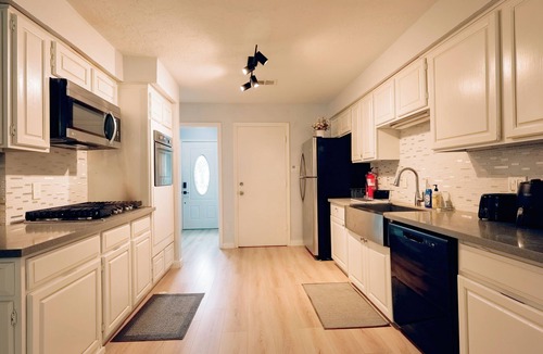 Riverside Terrace House | Near NRG stadium & MED center - High Speed WiFi - Patio Grill - Pet Friendly