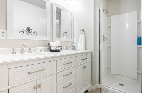 Aubrey House | Near PGATour+King&3Queen Beds+Near Lewisville Lake
