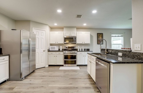 Klein House | Near The Woodlands! Group Retreat w/Yard & Patio