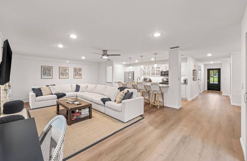 Frisco House | Near Universal, EV charger, baby/pet gear included, fenced yard, walkable