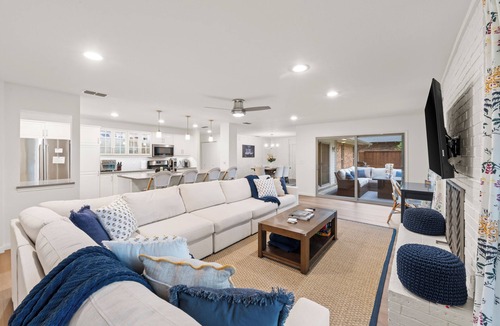 Frisco House | Near Universal, EV charger, baby/pet gear included, fenced yard, walkable