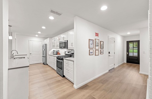 Frisco House | Near Universal, EV charger, baby/pet gear included, fenced yard, walkable