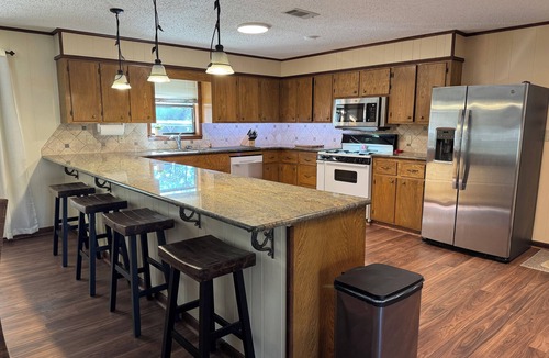 Negreet House | Negreet Retreat#2 Clean Waterfront Midlake Toledo Bend Sleeps 12 with Hot Tub