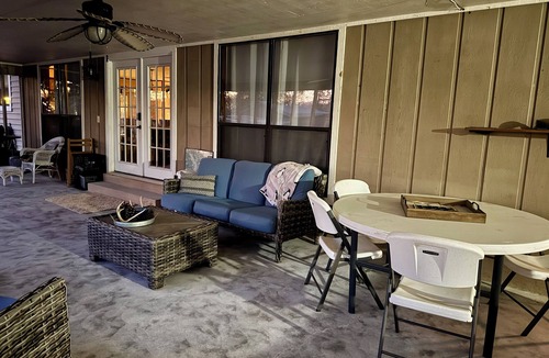 Negreet House | Negreet Retreat#2 Clean Waterfront Midlake Toledo Bend Sleeps 12 with Hot Tub